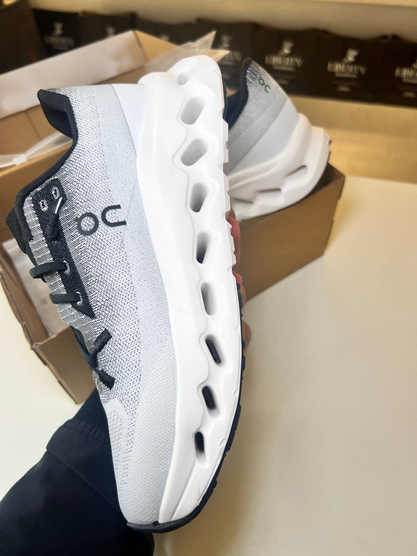 On Cloudtilt Black | Ivory (Pronta Entrega)