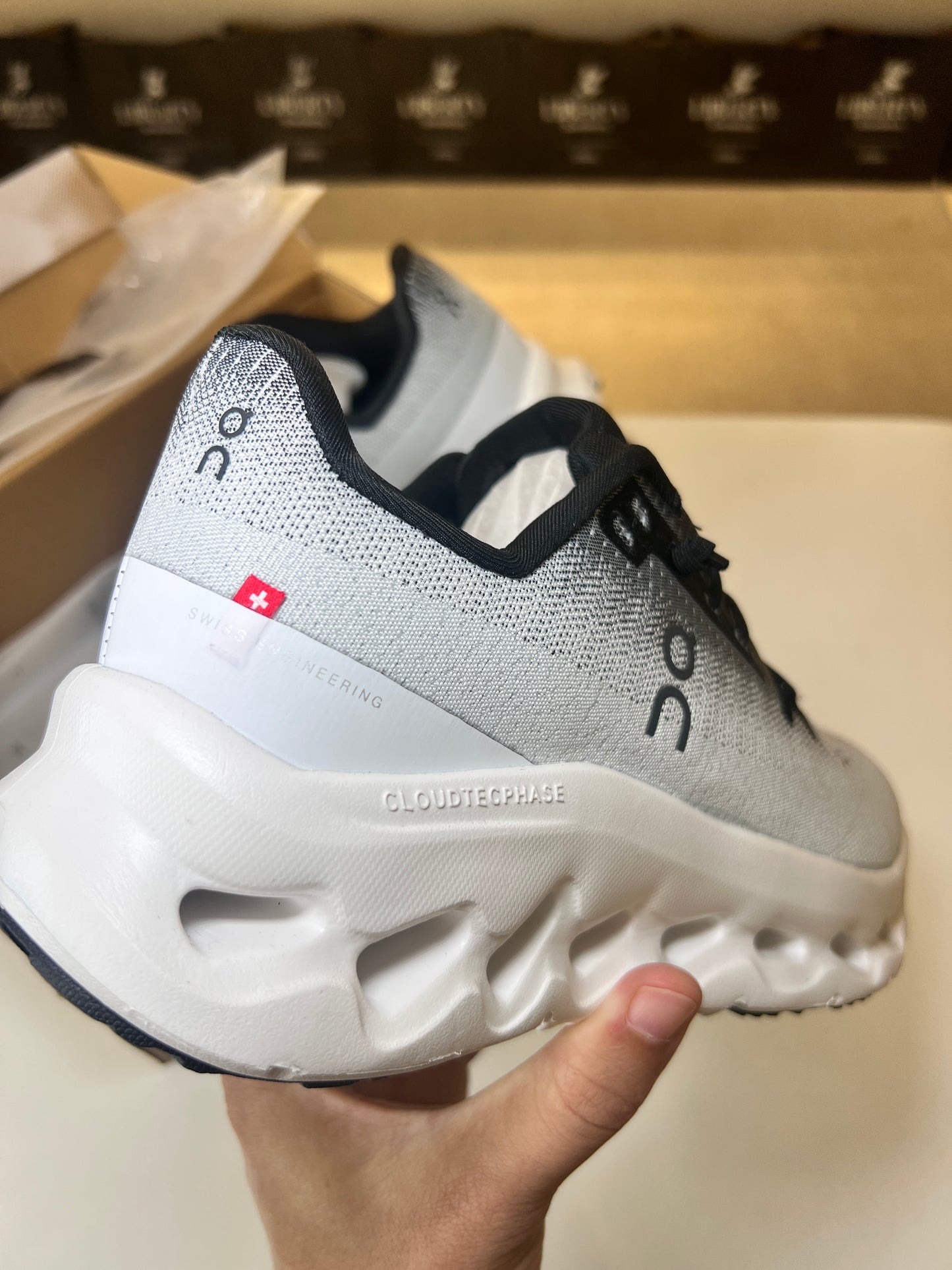 On Cloudtilt Black | Ivory (Pronta Entrega)