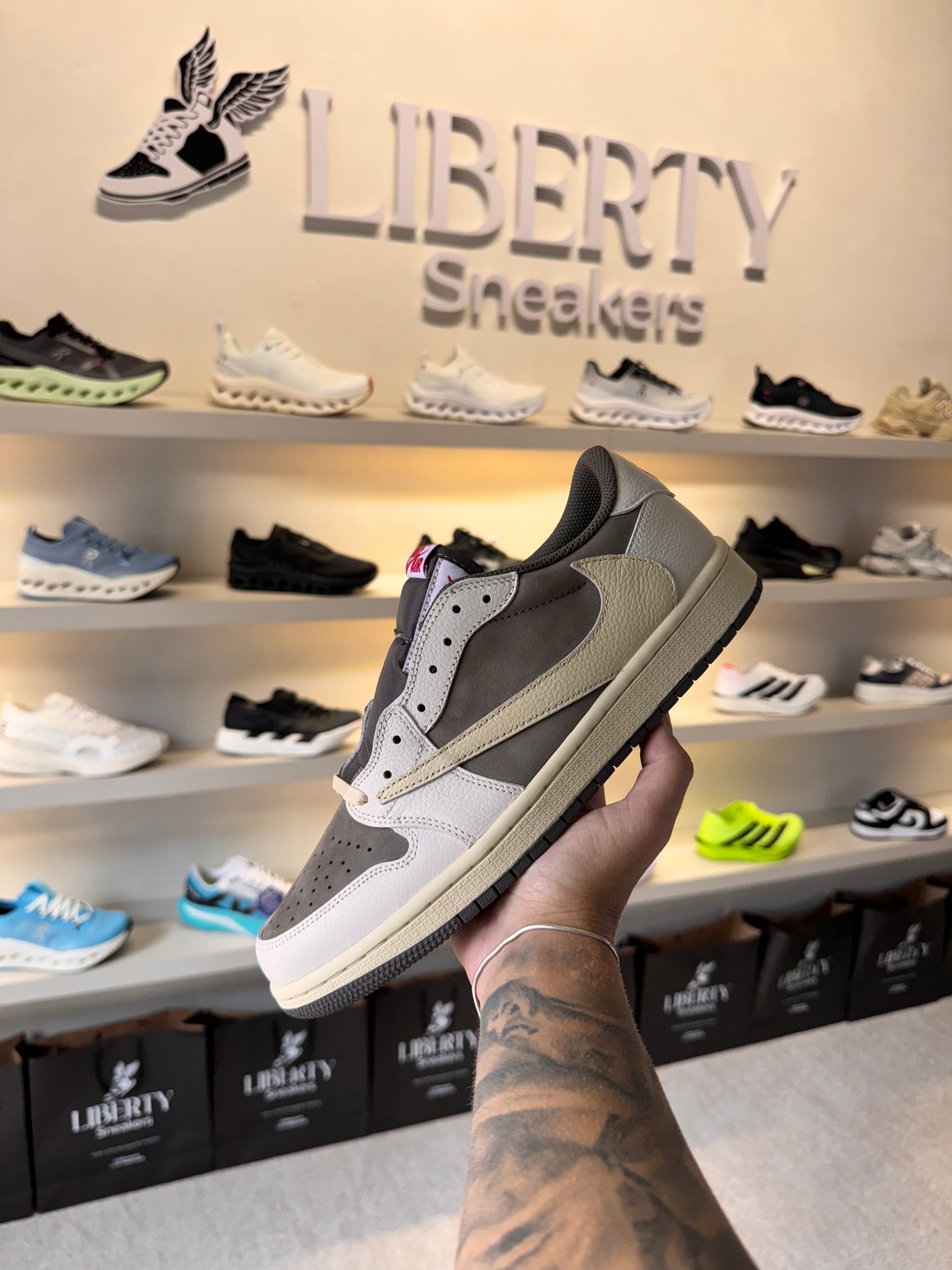 Jordan 1 Low Reverse Mocha Travis Scott       (Pronta Entrega)