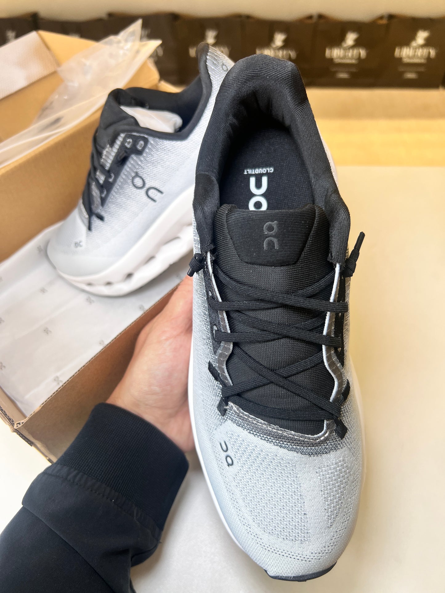 On Cloudtilt Black | Ivory (Pronta Entrega)
